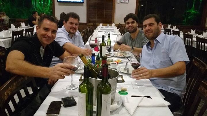 Noite de confraria informal com amigos. …