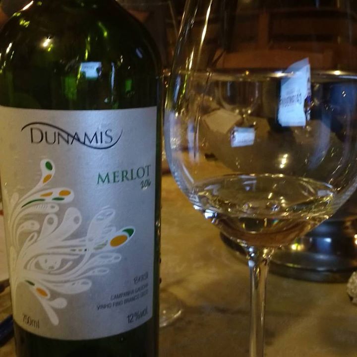 Pré confraria com um branco de Merlot da Dunamis. …