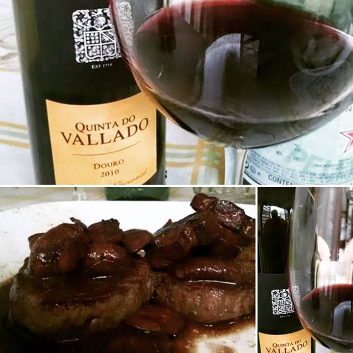 Cozinhando, tomando e seguindo a canção. Vinho …