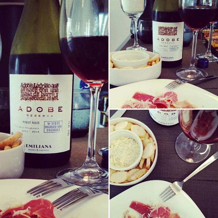 a8515340 Vinho #pinotnoir com #jamonserrano, torradas e ...