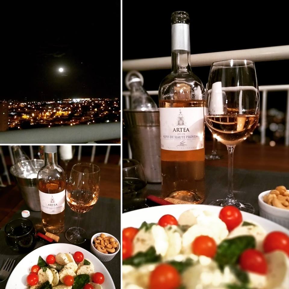 Noite quente e enluarada… Vamos de leve com uma saladinha caprese e um Rosé de Provence, devidamente no ponto para refrescar: