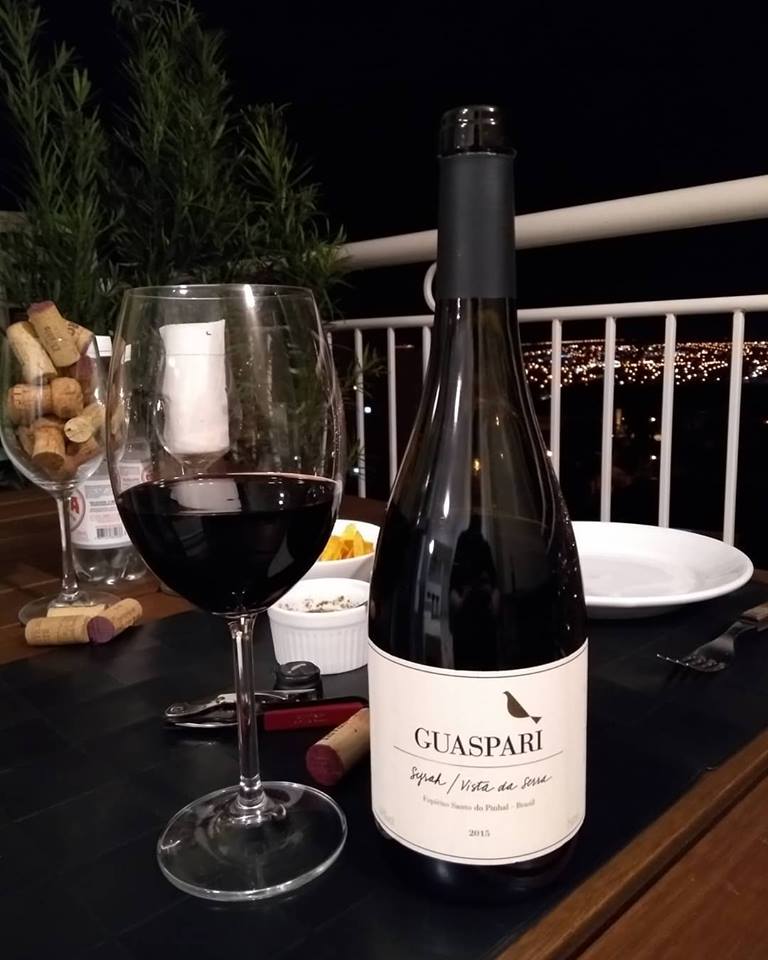 Enquanto espero a chuva que vem chegando, a temperatura deu uma pequena trégua e vamos de Syrah brasileiro.